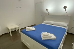 Camera da letto moderna in appartamento premium a Cagliar