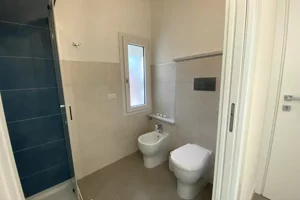 Bagno privato con doccia, wc e bidet nella Camera Ginepro di Cagliari Park Rooms