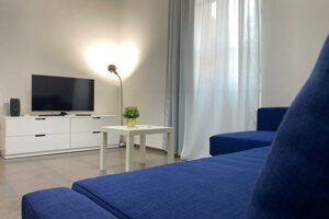 Soggiorno moderno con divano e TV in appartamento premium a Cagliari