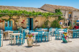 JTdCJTIyaXQlMjIlM0ElMjJCb3JnbyUyMGRpJTIwTWFyemFtZW1pJTIwY29uJTIwbG9jYWxpJTIwZSUyMHRhdm9saW5pJTIwY2FyYXR0ZXJpc3RpY2klMjBhJTIwcG9jaGklMjBtaW51dGklMjBkYSUyMFN0ZWxsYSUyMGRlbCUyMFN1ZCUyMCVFMiU4MCU5MyUyMEJvcmdvJTIwODQlMjIlN0Q=