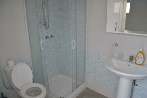 Bagno moderno con doccia e lavandino della Villetta Oasi in Contrada Morghella a Portopalo, a 250 metri dalla spiaggia