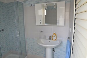 Bagno moderno con doccia e lavandino della Villetta Oasi in Contrada Morghella a Portopalo, a 250 metri dalla spiaggia