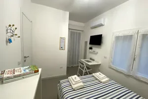 Stanza Mirto a Cagliari con letto matrimoniale e scrivania