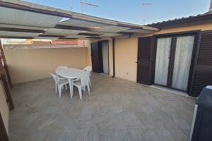 JTdCJTIyaXQlMjIlM0ElMjJUZXJyYXp6YSUyMGF0dHJlenphdGElMjBjb24lMjBwZXJnb2xhdG8lMjBuZWxsJUUyJTgwJTk5QXBwYXJ0YW1lbnRvJTIwU29sZSUyMGElMjBQb3J0b3BhbG8lMjBkaSUyMENhcG8lMjBQYXNzZXJvJTIyJTdE