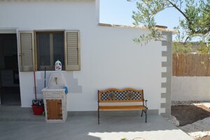 Area esterna con doccia e panchina nella Villetta Oasi a 250 metri dal mare