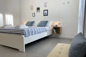 Letto matrimoniale nella Camera Ginepro di Cagliari Park Rooms