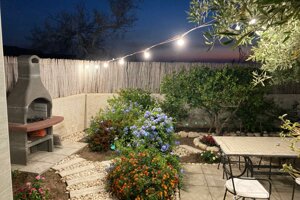 Giardino della Villetta Oasi in Contrada Morghella con forno a legna, luci serali e area pranzo esterna, a 250 metri dal mare