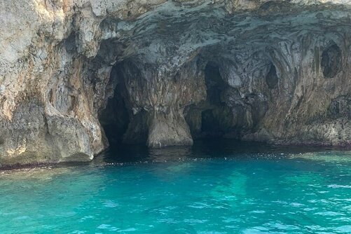 Grotta marina a Portopalo di Capo Passero con acqua turchese