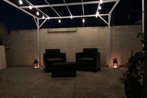 Area relax esterna illuminata di notte nella Villetta Oasi in Contrada Morghella