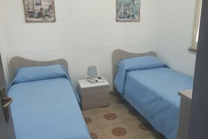 Camera con due letti singoli, comodino e decorazioni marine, Villetta Marisella a Pachino