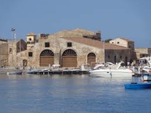 Veduta del porto di Marzamemi con la storica Tonnara