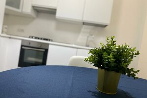 Zona pranzo con cucina moderna in appartamento premium a Cagliari