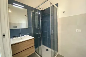 Bagno moderno con box doccia nella Camera Ginepro di Cagliari Park Rooms