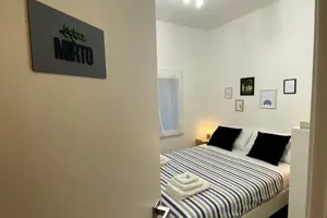 Ingresso della stanza Mirto in appartamento a Cagliari