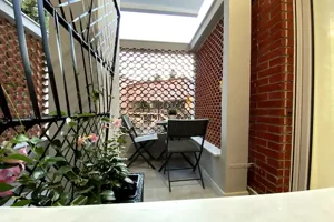 Balconcino privato della Stanza Mirto a Cagliari con tavolino e sedie