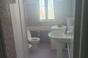 JTdCJTIyaXQlMjIlM0ElMjIlRTIlODAlOUNCYWdubyUyMG1vZGVybm8lMjBjb24lMjBkb2NjaWElMkMlMjBsYXZhYm8lMjBlJTIwcGlhc3RyZWxsZSUyMHZpb2xhJTJDJTIwVmlsbGV0dGElMjBNYXJpc2VsbGElMjBhJTIwUGFjaGlubyUyMiU3RA==