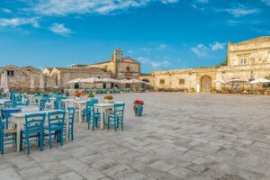Piazza di Marzamemi con tavolini caratteristici siciliani a pochi minuti da Stella del Sud
