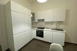 Zona pranzo con cucina moderna in appartamento premium a Cagliari