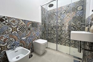 Bagno moderno con cabina doccia a Stella del Sud nel Borgo 84 di Marzamemi