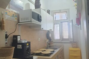 Cucina compatta con arco decorativo, mobili chiari e luce naturale, Villetta Marisella a Pachino