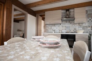 Cucina attrezzata con tavolo da pranzo nell'Attico Perla Marina a Morghella, Pachino