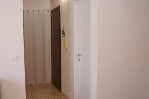 JTdCJTIyaXQlMjIlM0ElMjJDb3JyaWRvaW8lMjBpbnRlcm5vJTIwZGVsbCVFMiU4MCU5OUFwcGFydGFtZW50byUyMFNvbGUlMjBhJTIwUG9ydG9wYWxvJTIwY29uJTIwc29mZml0dG8lMjBpbiUyMGxlZ25vJTIyJTdE