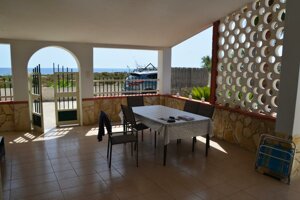 Ampia veranda della Villetta Oasi in Contrada Morghella, a 250 metri dalla spiaggia