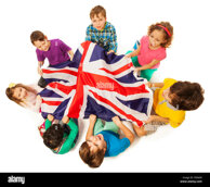 i-bambini-con-la-bandiera-inglese-in-una-meta-del-loro-circolo-fxd64p.jpeg