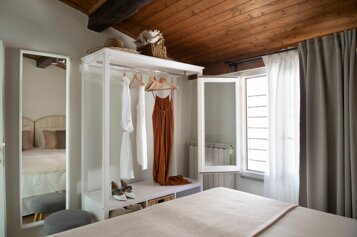 Camera con appendiabiti