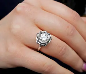 anello-rosa-diamante.webp