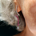 orecchini-pendenti-curvi-diamanti-e-rubini