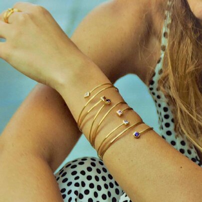 Gioielli in ottone dorato con pietre dure naturali e cristalli