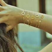 Gioielli in ottone dorato con pietre dure naturali e cristalli