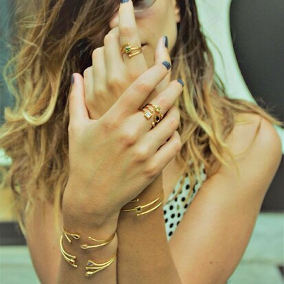 Gioielli in ottone dorato con pietre dure naturali e cristalli