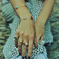 Gioielli in ottone dorato con pietre dure naturali e cristalli