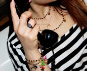 Gioielli in acciaio e ottone galvanizzato con smalti