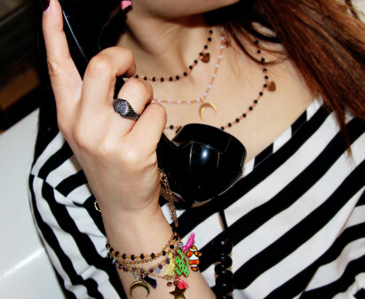 Gioielli in acciaio e ottone galvanizzato con smalti