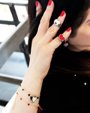 Gioielli in acciaio e ottone galvanizzato con smalti