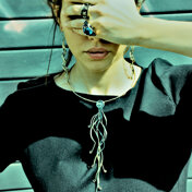 Gioielli in zama, bronzo e ottone brunito con pietre dure naturali