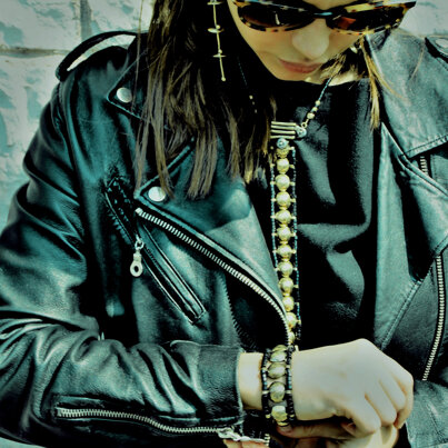 Gioielli in zama, bronzo e ottone brunito con pietre dure naturali