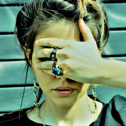 Gioielli in zama, bronzo e ottone brunito con pietre dure naturali