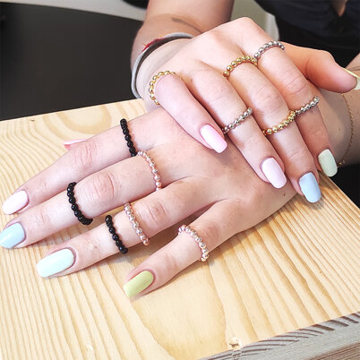 Gioielli in acciaio e ottone galvanizzato con smalti