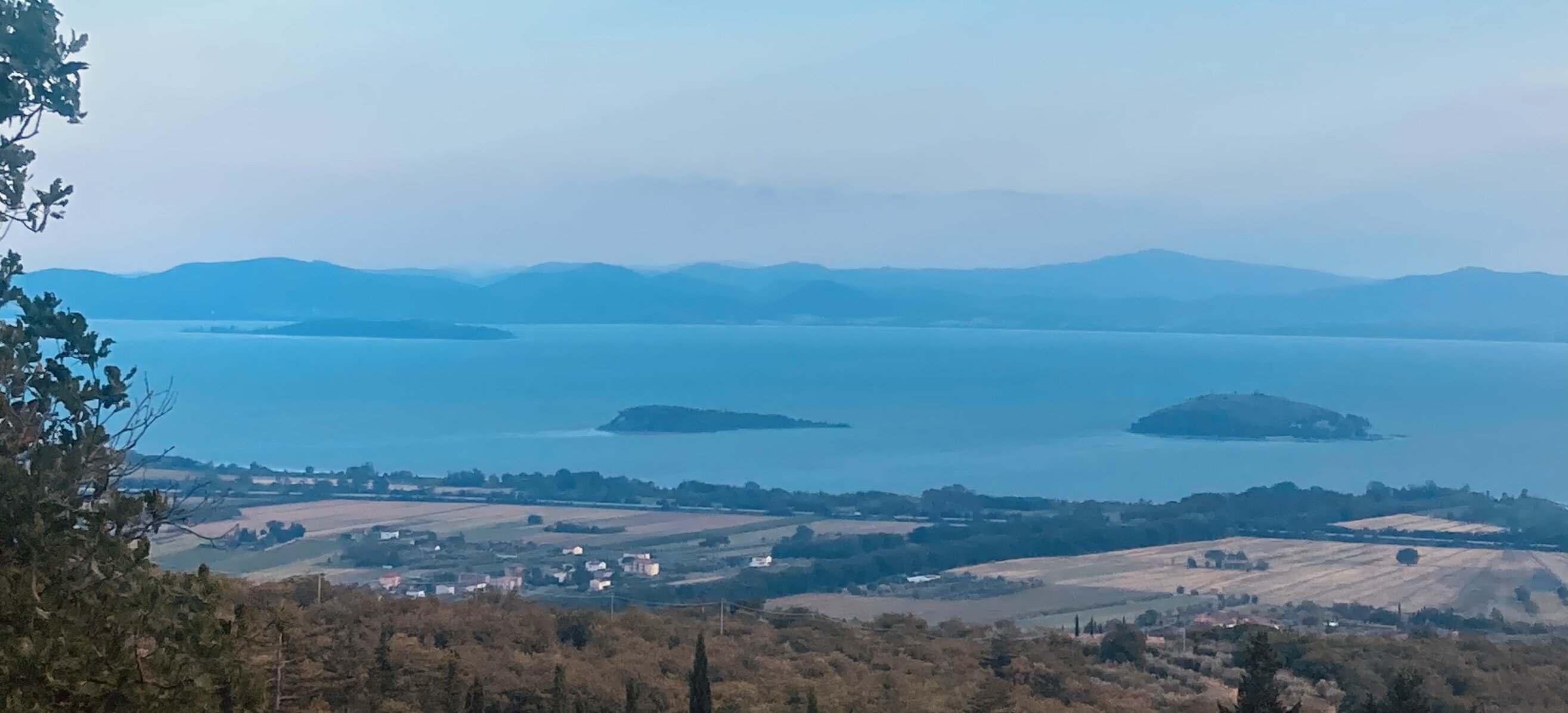Tra Toscana e Umbria, con vista Trasimeno e sosta sotto il fico Tra Toscana e Umbria, con vista Trasimeno e sosta sotto il fico
