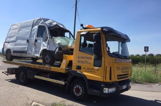carro attrezzi prende furgone incidentato