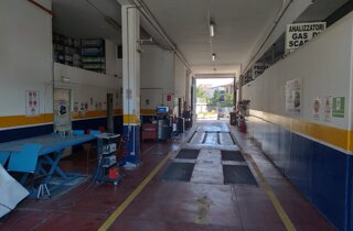 ampi spazi nel centro revisione sito a Belpasso