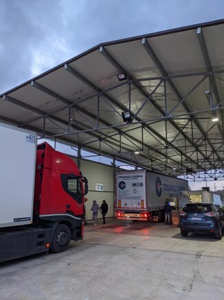 Numerosi camion effettuano la revisione a Piano Tavola (CT)