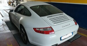 revisione di una porsche carrera