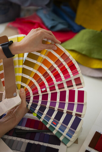 vista-laterale-donna-con-tavolozza-dei-colori.jpeg