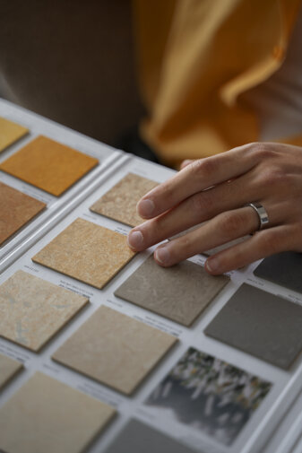 primo-piano-della-tavolozza-dei-colori-utilizzata-dall-interior-designer.jpeg
