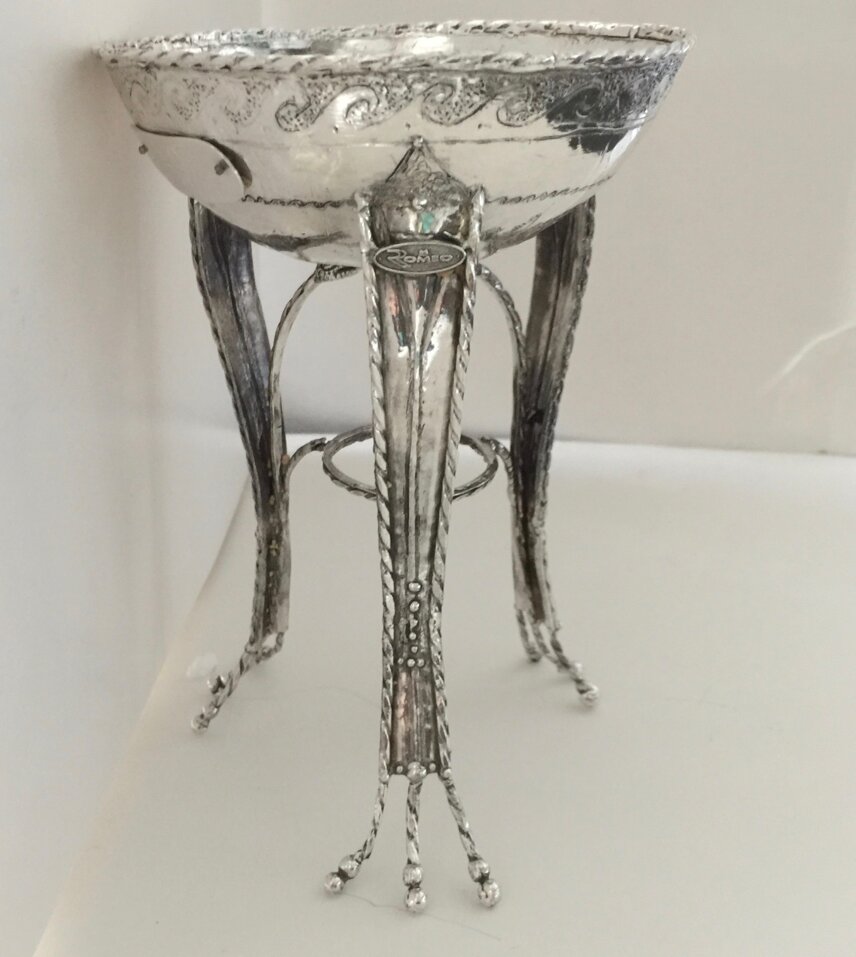 Tripode in argento dell'antica Kroton realizzato a mano